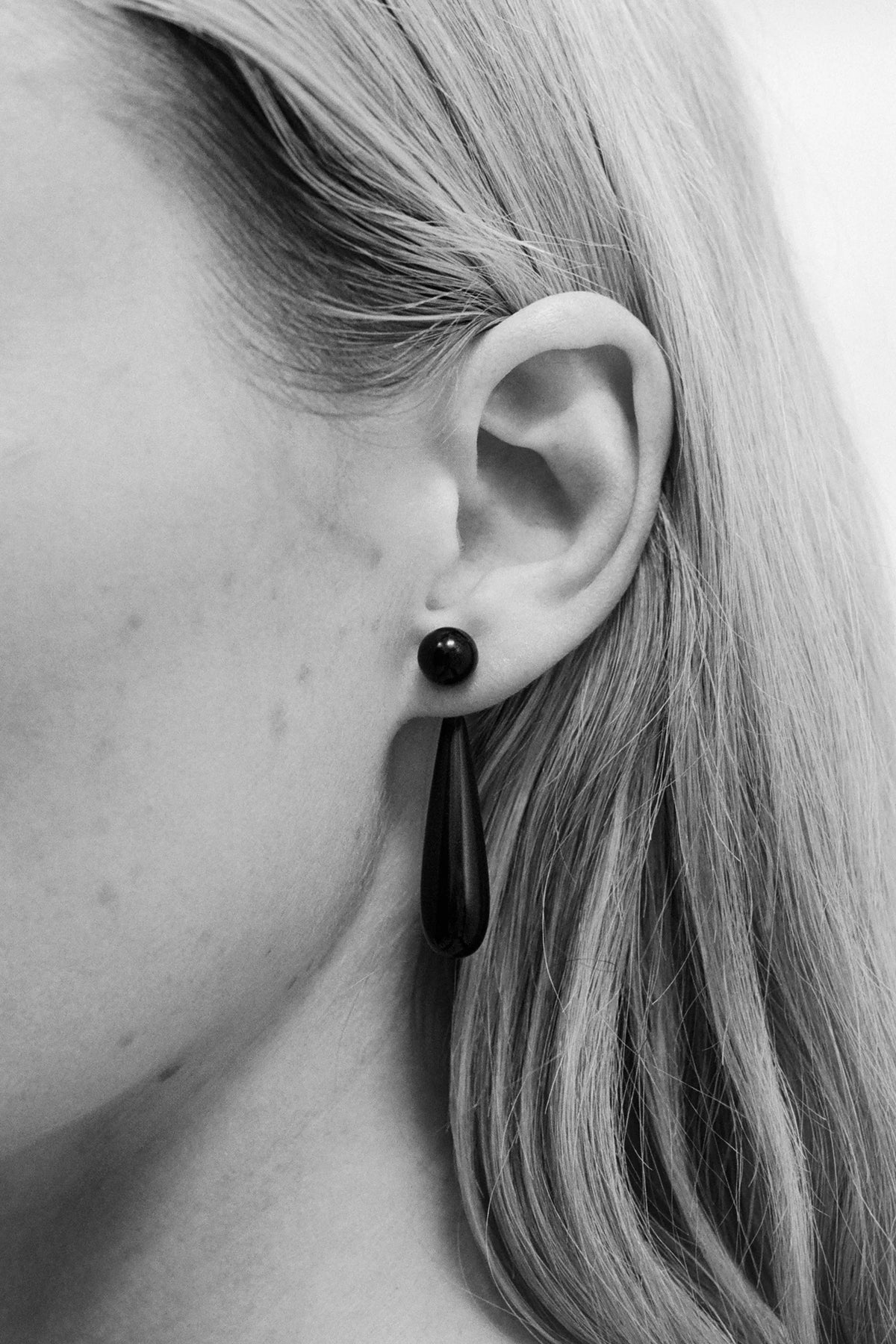 SMALL ANGELIKA EARRINGS IN ONYX